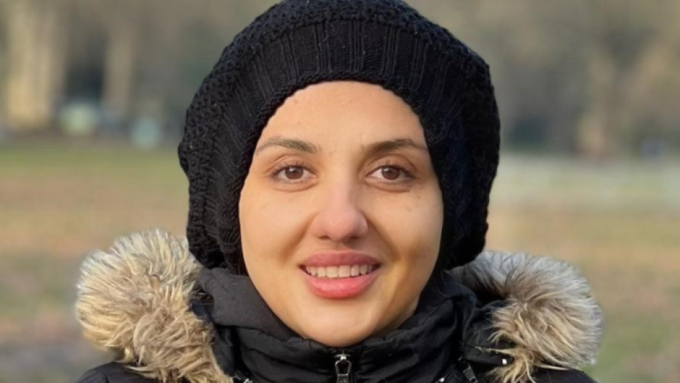 Nasim Dadashi Serej is smiling, wearing a winter black jacket and black beanie. 